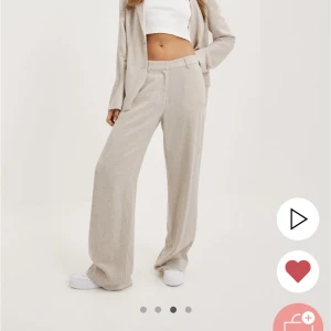 Linnebyxor - Skitsnygga linnebyxor från Nelly! Passar tyvärr inte mig därför jag säljer :( Använd en gång därför säljer jag för 399 kr, nypris är 599kr💞