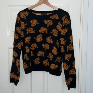 Stickad tröja - Tunn stickad tröja med katter från Monki. Strl M. Inga större tecken på använding.