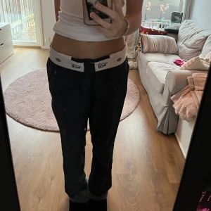 Svarta dickies 874 original fit - Supersnygga svarta dickies 874 som är köpta från sellpy ❣️  Midjemått: 41 tvärsöver Innervenslängd: 74 cm Pris kan diskuteras vid snabb affär ❣️