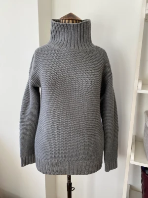 Fantastisk tröja från Lululemon - Magisk tjock och skön tröja från Lululemon. Härlig polo och fina detaljer i roseguld. Trots användning är den nästan i nyskick. Enda anmärkningen är en tråddragning baktill och nedtill. Lapparna är bortklippta men är i 100% mjuk ull eller ullblandning.