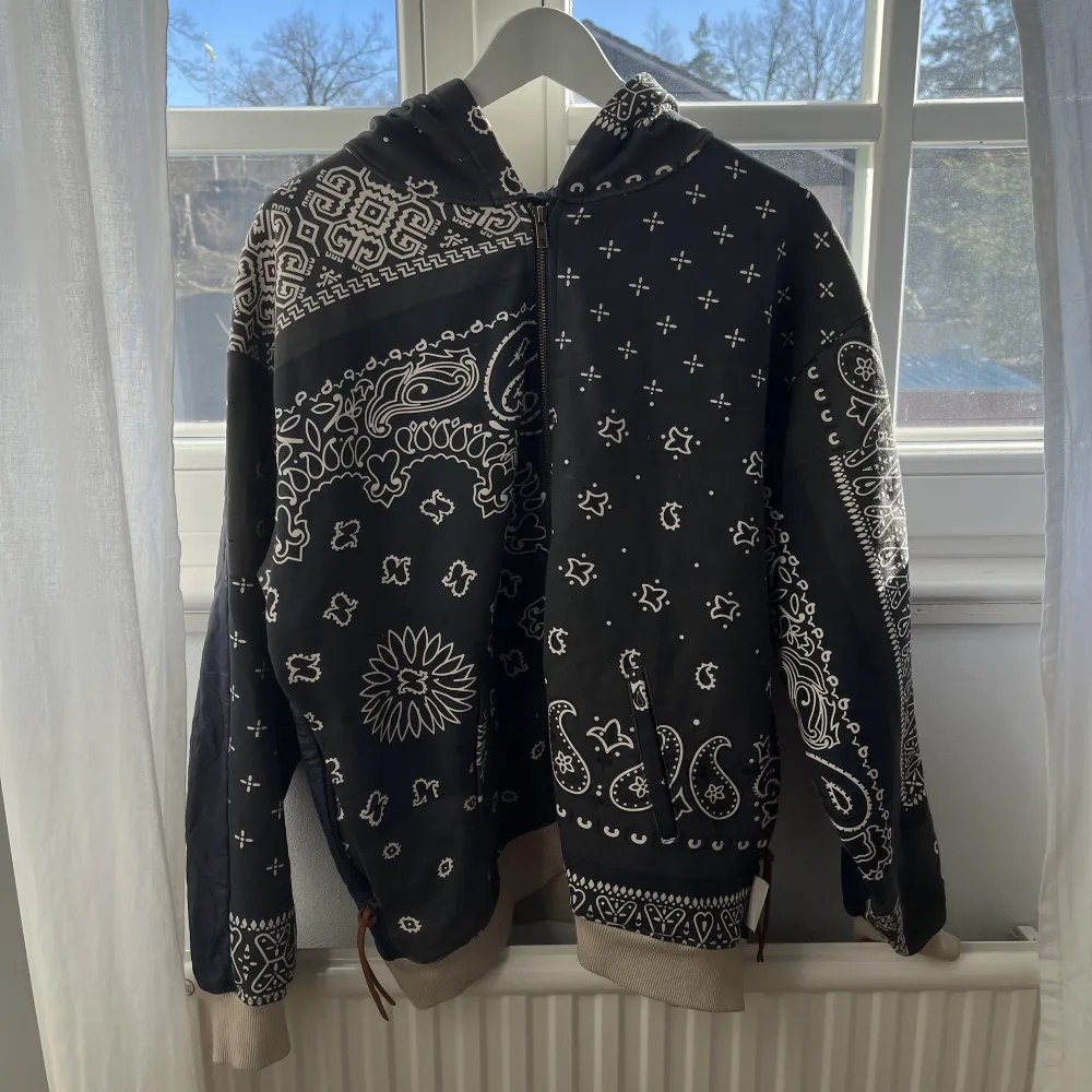 Size M, Mycket bra skick, Sällsynt, Svart/grå/marinblå med vita bandana-mönster . Tröjor & Koftor.