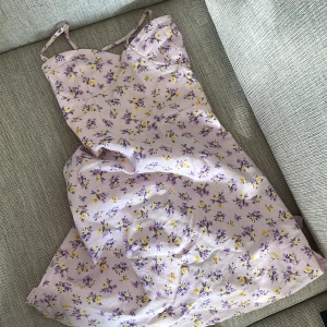 Klänning Zara - Jättefin klänning från Zara i storlek M. Liten i storleken.  Aldrig använd.