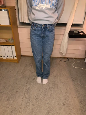 jeans - Säljer nu dessa jeans i nyskick som var för stora när jag fick hem dem💕