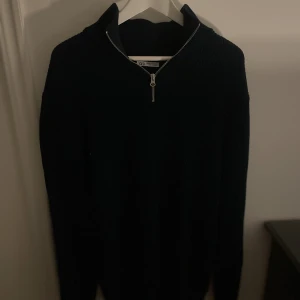 Zara half zip herr - Blå Zara half zip med perkins-krage  Storlek xl men passar lika bra på L Knappt använd utan några skavanker.
