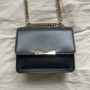 Michael kors väska - Superfin Michael kors väska i läder. Praktisk och man kan välja om man vill ha kort eller långt band