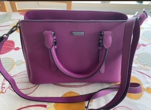 Väska Don donna lila  - Angela Hand/axelväska Lila från Don Donna som ny. Mycket fin skcik och rymlig.  Bredd: 36 cm Höjd: 29,5 cm Djup: 13,5 cm  Datorfack på upp till 13" Inköp pris 699kr 