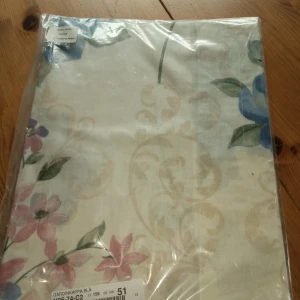 Gardinkappa Lewis Flower Blå 40x250 . - Helt ny Gardinkappa Lewis Flower Blå 40x250 .oöppnad förpackning .hämtas i Skene alt skickas o köpare betalar frakten o Swishbetalning tillämpas .frakt inräknat i priset .99 kr .