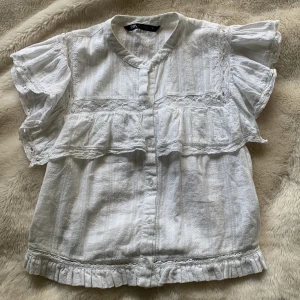 Zara Blus - Jätte fin Zara blus köpt förra året. Inga defekter. Storlek S men skulle säga att den passar Xs bättre. Jag har S, tröjan sitter bra men är som en ”längre” magtröja och därför säljer jag för att jag inte känner mig bekväm. Köparen står för frakt💞