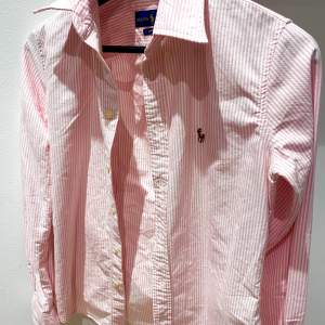 Rosa-randig Ralph Lauren skjorta i storlek XS, lite tjockare linnetyg (100% bomull) använd 1 gång och säljes pga inte passar i rosa :( 