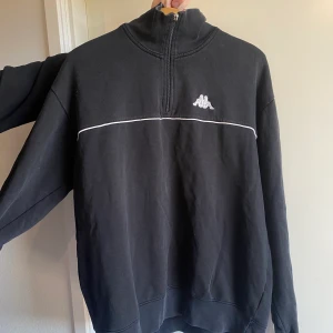 Kappa Sweatshirt  - Sweatshirt från Kappa i bra skick, enda avvikelsen är att ”dragaren” till dragkedjan är sönder. Storlek L 
