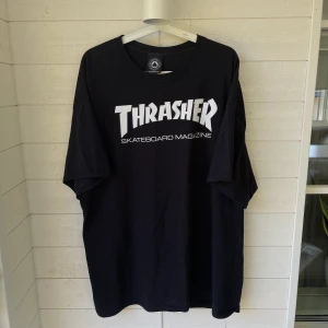 Thrasher tshirt  - Svart thrasher tshirt i strl 2XL. Den är som ny och nypris är 499kr. Säljes pågrund av för stor och använder inte längre. Köparen står för frakten✨