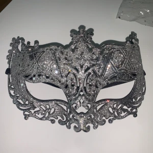 Maskerad mask - Helt ny, säljer då jag har 2. Helt oanvänt, riktigt snygg med silvrigt glitter och resårband runt huvudet✨ nypris 104kr m frakt från fyndiq. (Lång leverans) 