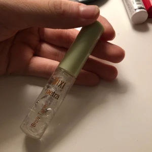 Brow gel - Brow gel från pixi! Aldrig använd! Frakt tillkommer på 14kr.