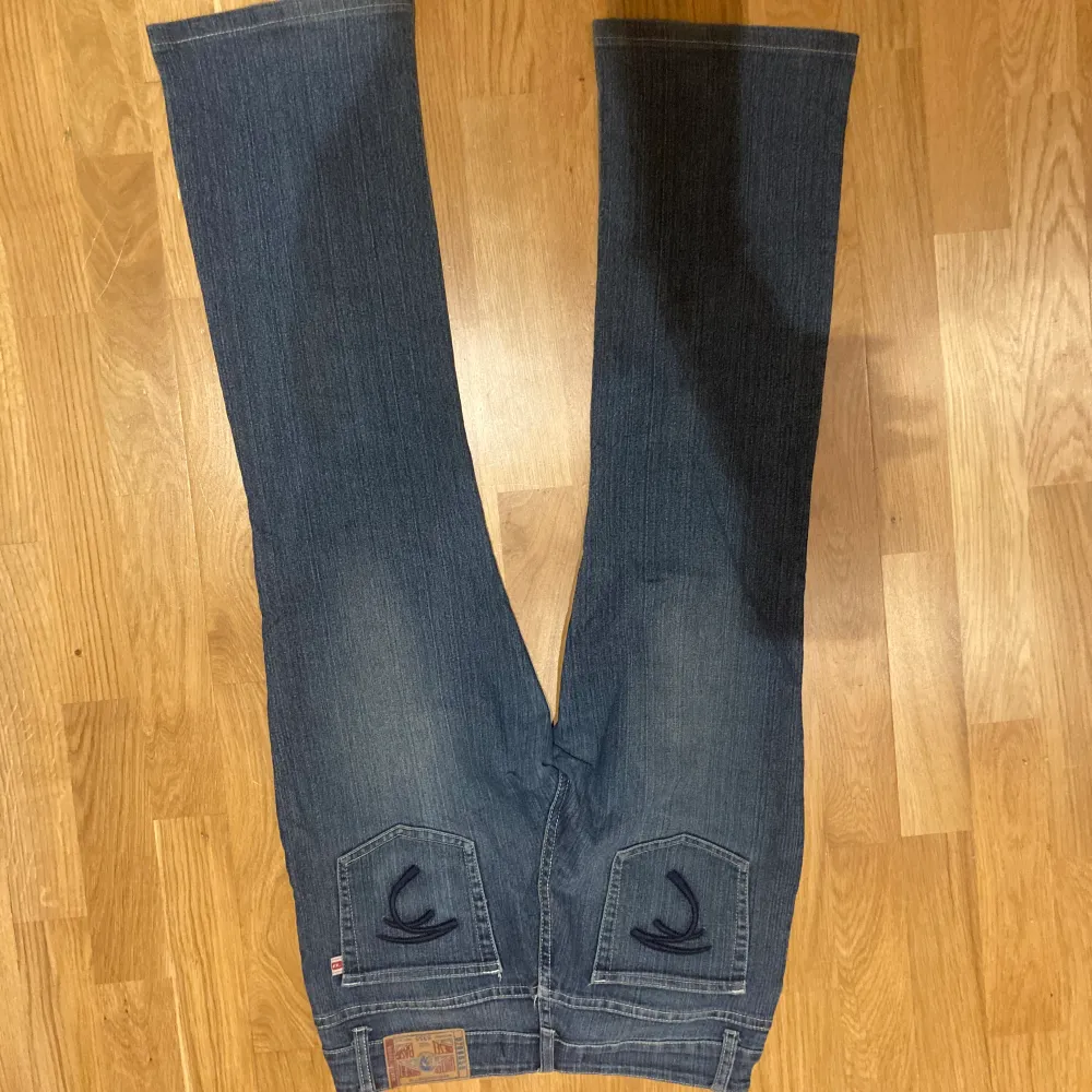 Bootcut jeans midjemått 97 cm och innerbenslängd 76 cm, jätte bra skick. Många intresserade så startat budgivning (Buda minst 10 kr mellan varje nytt bud!). Jeans & Byxor.