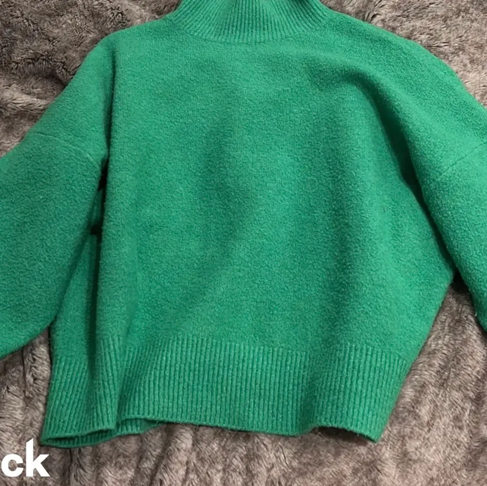 En as snygg grön stickad tröja från Zara i storlek S. Perfekta gröna färgen och använd ett fåtal gånger. Stickat.