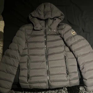 Colmar jacka - Fin colmar jacka i färgen grå, väldigt bra skick då den använts knappt en säsong.  Den är i storlek 46.  Kan eventuellt tänka mig att gå ner lite i pris om det är en snabb affär! Först till kvarn!