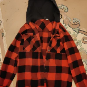 Skjorta - Skjorta med luva, använd ett fåtal gånger.