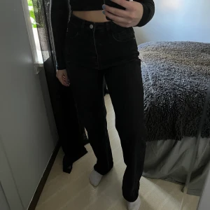 Svarta jeans - Säljer ett par svarta jeans då dom är för stora för mig. Använd fåtal gånger.