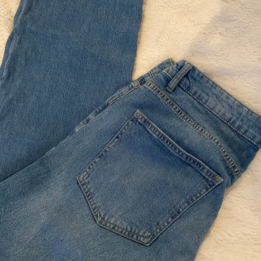 Ett par MOM jeans (modell) i ljus färg. Jättebekväma och har bra passform. (För små får mig :( . Jeans & Byxor.