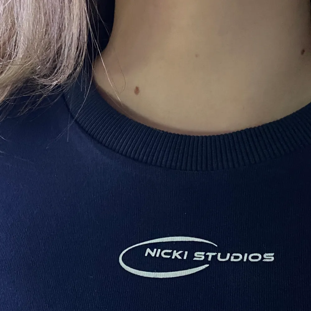 Säljer denna nicki studios t-shirten i storlek xs, sitter figursytt och är marinblå. . T-shirts.