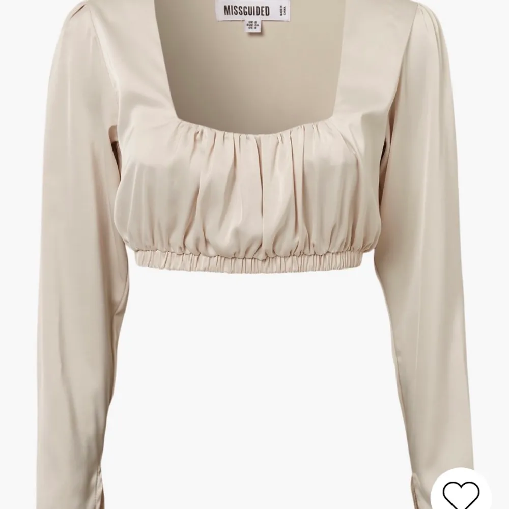 Topp från missguided, i färgen Ivory. Denna är i storlek 38 men skulle säga att den passar en 36/S också. Toppen slutar precis under brösten, kortare än en midjetröja. Aldrig använd, bara testad, dock är prislappen avtagen. Köptes för 249kr.. Yläosat.
