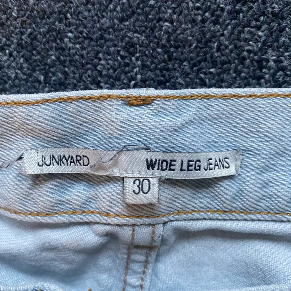 junkyard wide leg jeans köpta för ca 1,5 år sedan, bra skick men lite uppgådda på baksidan av byxorna (dma för bilder). Original pris 500kr, jag säljer för 300. Skriv för bättre bilder, och köparen står för frakten!. Jeans & Byxor.