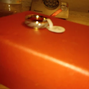 Guldfärgad ring med Titan stål stl 9 . - Helt ny och oanvänd ring Guldfärgad med  Titan stål stl 9 .nickelfritt .ej Guld .hämtas i Skene alt skickas .portofritt Swishbetalning tillämpas .frakt inräknat i priset .(Förlovning ).