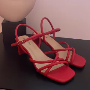 Klacksko - Röda klackskor som endast är provade, köpta för 380kr. 