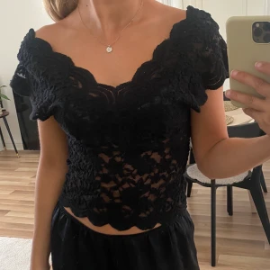 Spetstopp - Så snygg svart spetstopp, inga lappar kvar men tror den är strl s. Använd men i fint skick🤎frakt 51kr