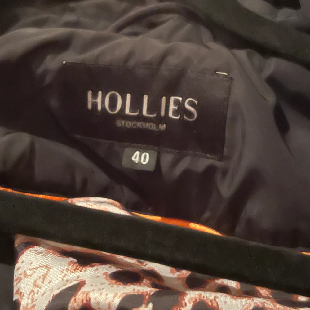 Skit snygg Hollister jacka som orginalt är köpt för 5000 men är använd så säljer för 1500. Den har inte någon typ av skador. . Jackor.
