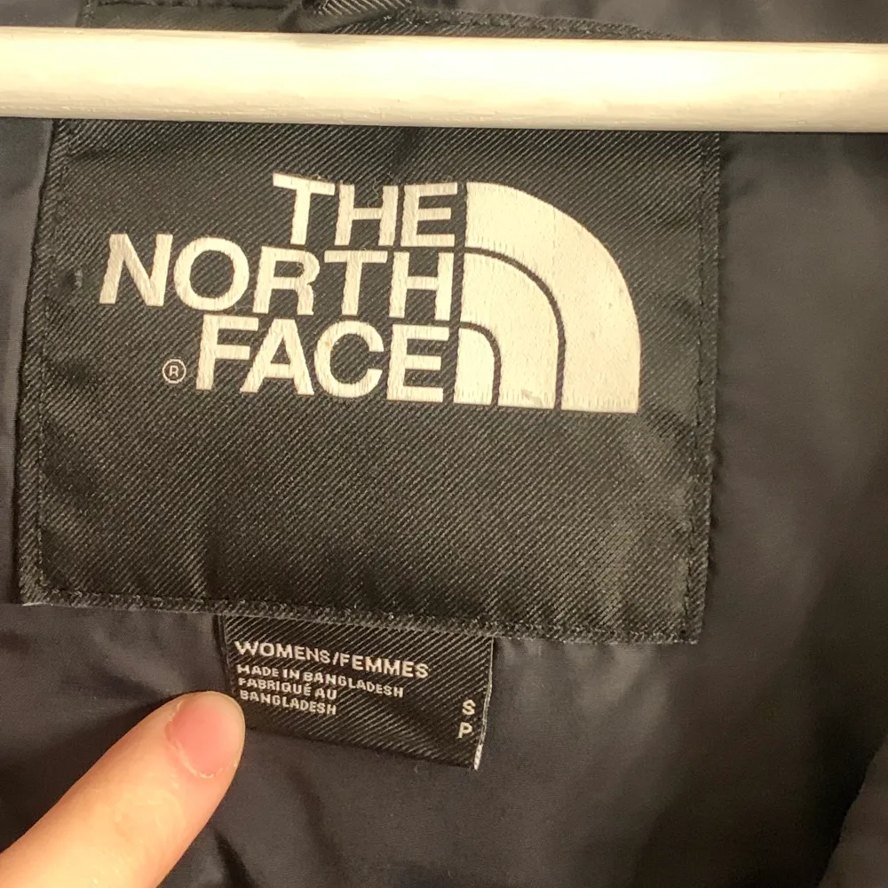hejheej, säljer nu min northface jacka, i mycket bra skick. Säljer den då den har blivit för liten🦋  - saknar band - finns ute på andra sidor. Jackor.