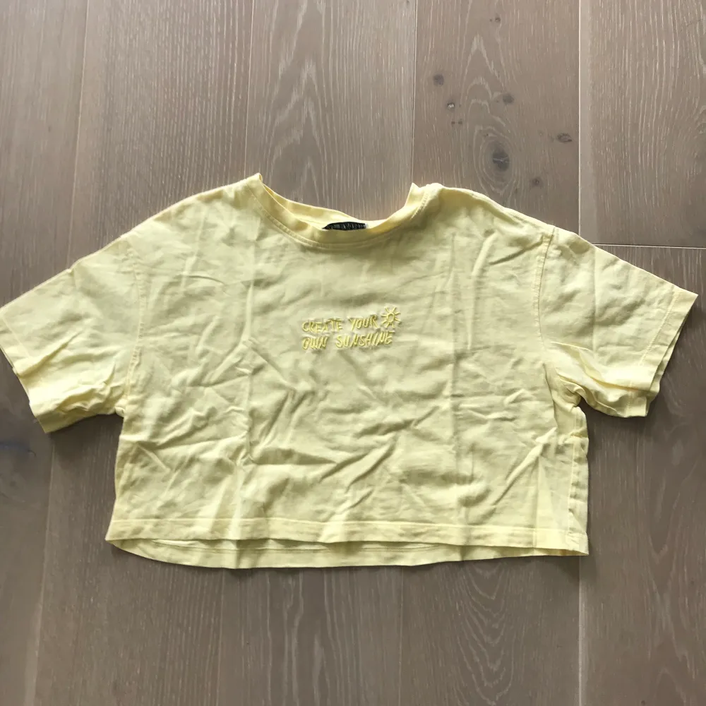 Fin gul tröja från Newyorker. Använd ca 5 gånger .. T-shirts.