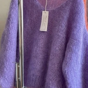 Stickad tröja  - Stickad tröja från american dream i storlek L. Nypris 1699kr. Material mohair. Använd 1 gång. Köparen står för frakten💓