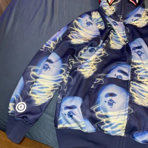 Bape kofta  - Hej köpte den i barcelona och den är väldigt sällsynt inte som alla andra bape koftor den har stretchigt material och topp kvalitet på materialet lyser lite lätt i mörkret ockso koftan kan beskrivas som att den ”skiner” lite hela tiden aldrig använd