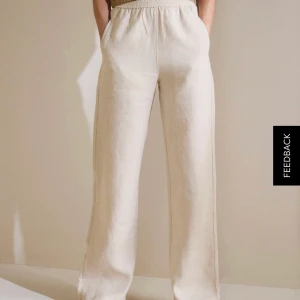 Beige linnebyxa från Lindex.  - Beiga linnebyxor från Lindex. Köpte i sommar men kom tyvärr inte till användning. Lappen med storlek och märke är bortklippt annars är byxorna i bra skick. 