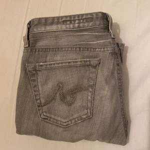 Lågmidjade jeans - Säljer nu mina super fina gråa lågmidjade jeans då de inte kommer till andvändning!❤️
