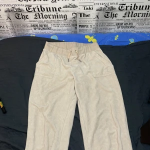 Juicy byxor - Äkta juicy byxor i färgen sand. 3 veckor gamla använda några gånger. Säljer pga förstora. Strl M❤️