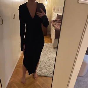 Klänning - Svart klänning från Ginatricot, använd 1 gång.