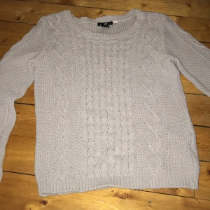 H&m - En oanvänd stickad tröja. I nytt skick 🙂
