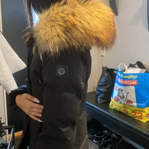 Hollies - Hollies jacka.  Ordenariepris: 4500. Pälsen kan man ta bort och jackan är  knappt använd 