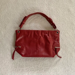 Röd axelväska - 🖤 KLICKA INTE på köp nu, kontakta mig vid intresse! 🖤 Snygg axelväska i mellanstorlek med silverdetaljer, från märket Complement! Säljer då jag har andra röda väskor (lite sliten på hörnen längs ner) BUD PÅ: 110 + frakt