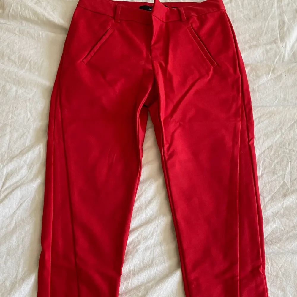 Säljer dessa coola röda kostymbyxor ifrån Veromoda, inprincip oanvända. De är högmidjade och thigta i modellen. Storlek S, det har tyvärr blivit försmå för mig. Möts i sthlm och fraktar, pris kan diskuteras💝 . Jeans & Byxor.