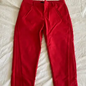 Säljer dessa coola röda kostymbyxor ifrån Veromoda, inprincip oanvända. De är högmidjade och thigta i modellen. Storlek S, det har tyvärr blivit försmå för mig. Möts i sthlm och fraktar, pris kan diskuteras💝 