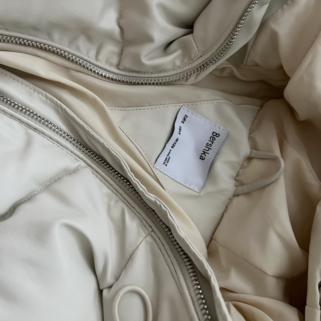 Vit Puffer jacka i läderimitation  - 91