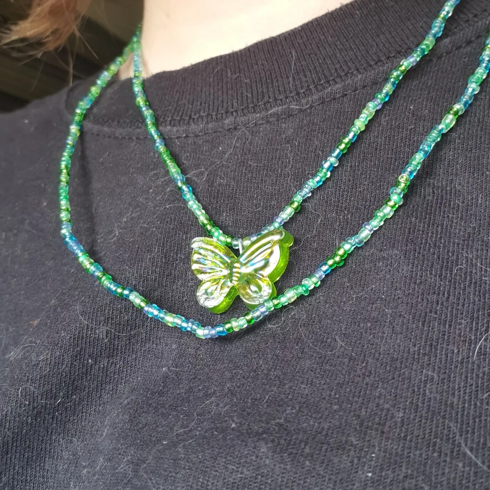 Handgjort grönt fjäril halsband. Lite fairy vibes tycker jag. 42 cm. Accessoarer.
