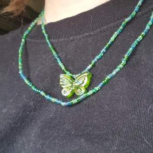 Handgjort grönt fjäril halsband. Lite fairy vibes tycker jag. 42 cm