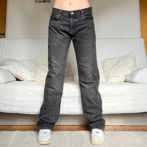Levis 501 - Säljer dessa Levis 501 Jeans i storlek W34L34! 92cm midja och 84cm innerbenslängd❤️Jag på bilderna är 172cm lång och brukar bära storlek 38🫶