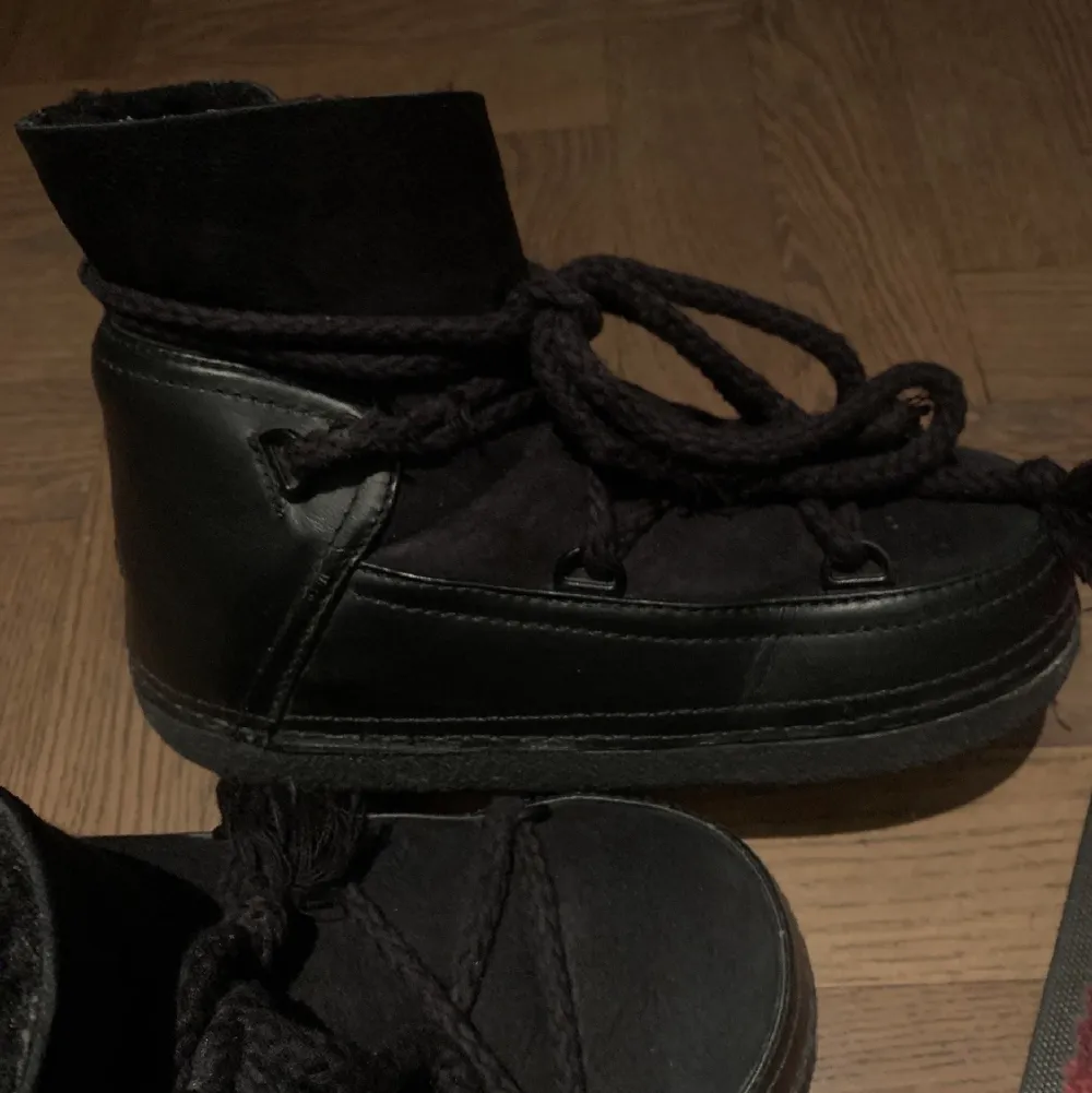 Säljer mina svarta Inuikiis i storlek 38! Skorna är i mycket bra skick och har endast används förra vintern.  Hör av dig om du har frågor eller vill se fler bilder🫶. Skor.