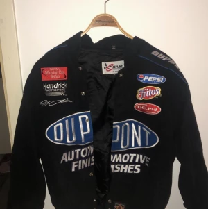 Nascar retro jacket, sällsynt. - Den ser otroligt bra ut på alla med en längd över 170+cm. Köpt i USA och den är i originalform, slutsåld på deras marknad.   Ställer gärna upp på provtest för storlek IRL i Malmö. Står dessutom för frakt. Pris kan diskuteras allt mer på PM ;)   