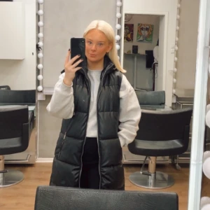 Svart lång väst  - Svart lång väst från zara. Bra skick! 